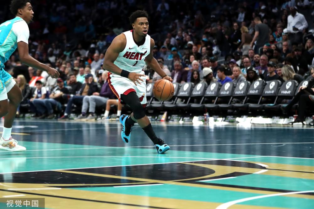 足球赛事中 足球赛事中